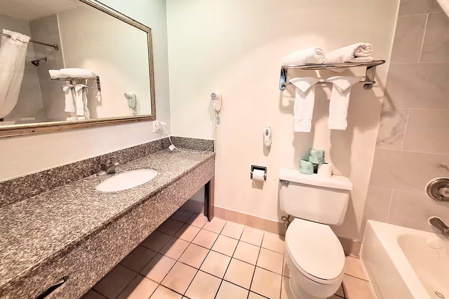 La Quinta Inn by Wyndham Indianapolis North at Pyramids — Bathroom