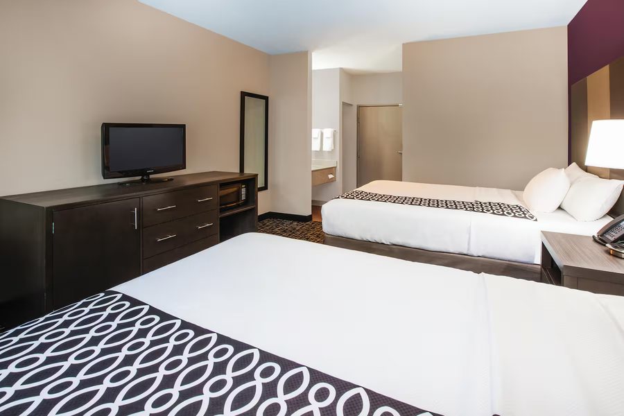 La Quinta Inn by Wyndham Indianapolis North at Pyramids — Guest room
