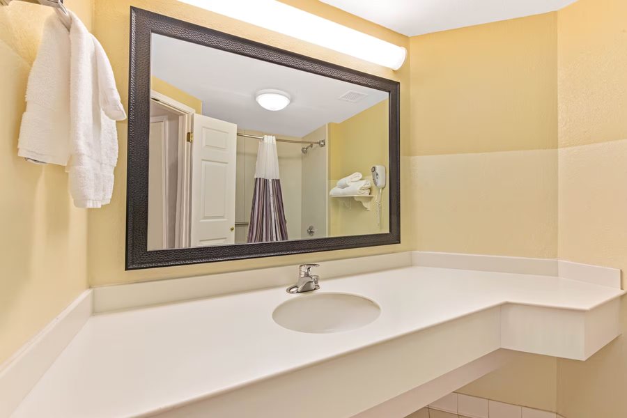 La Quinta Inn by Wyndham Jupiter — Bathroom