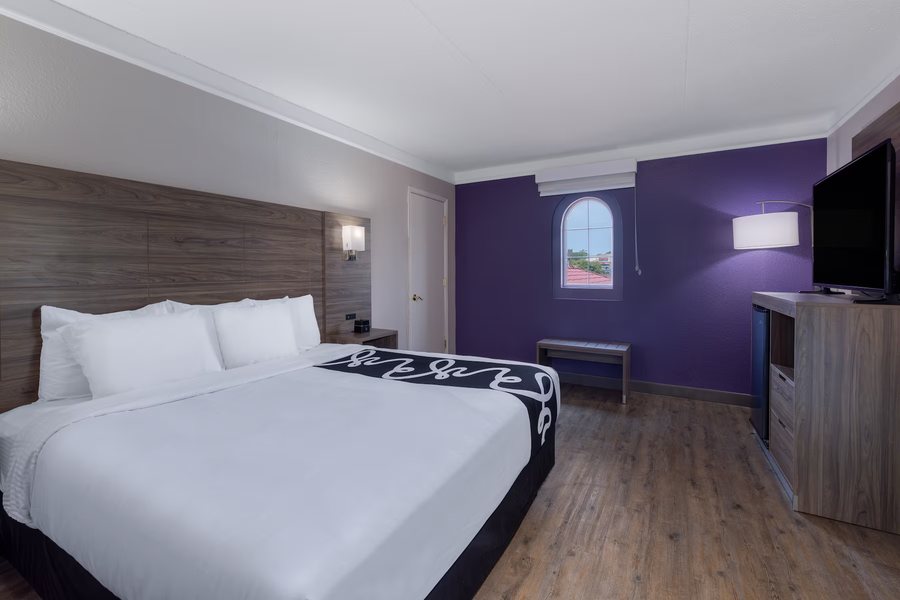 La Quinta Inn by Wyndham Kansas City Lenexa — Guest room