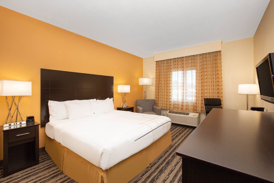 La Quinta Inn by Wyndham Lincoln Nebraska — Guest room