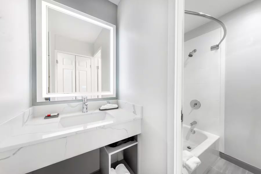 La Quinta Inn by Wyndham Lynnwood — Bathroom
