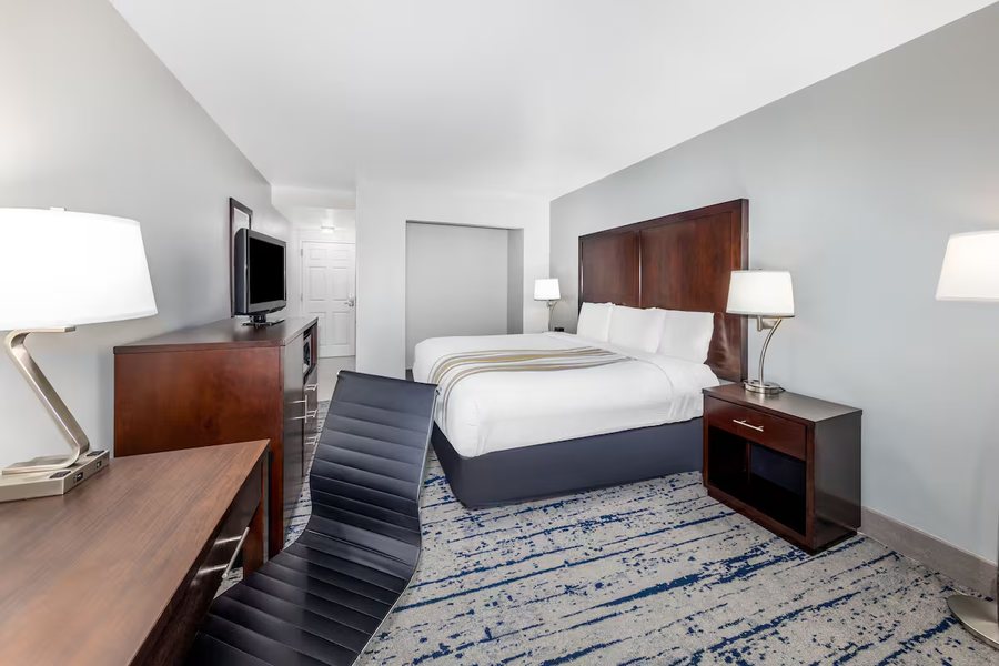 La Quinta Inn by Wyndham Lynnwood — Guest room