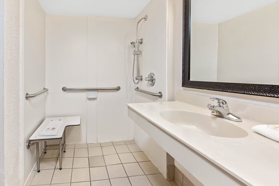 La Quinta Inn by Wyndham Miami Airport North Miami Florida — Bathroom