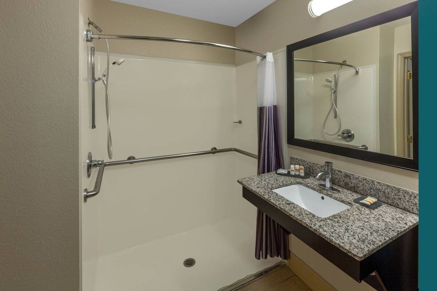 La Quinta Inn by Wyndham Midland — Bathroom