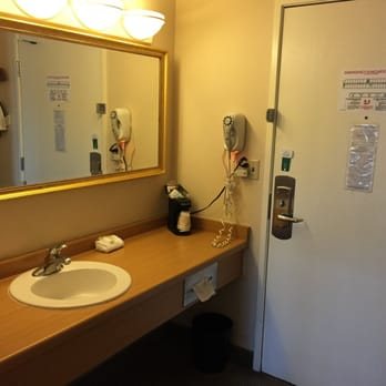 La Quinta Inn by Wyndham Milwaukee Airport Oak Creek — Bathroom