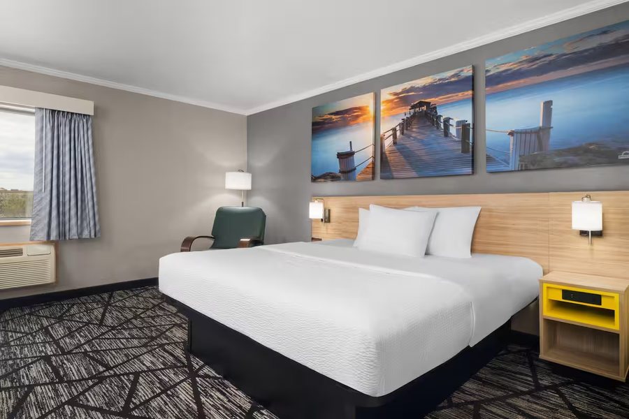 La Quinta Inn by Wyndham Milwaukee Airport Oak Creek — Guest room