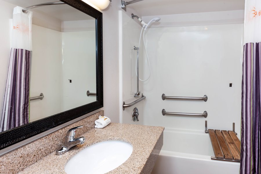 La Quinta Inn by Wyndham Milwaukee West Brookfield — Bathroom