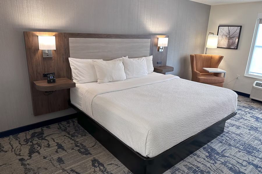 La Quinta Inn by Wyndham Milwaukee West Brookfield — Guest room