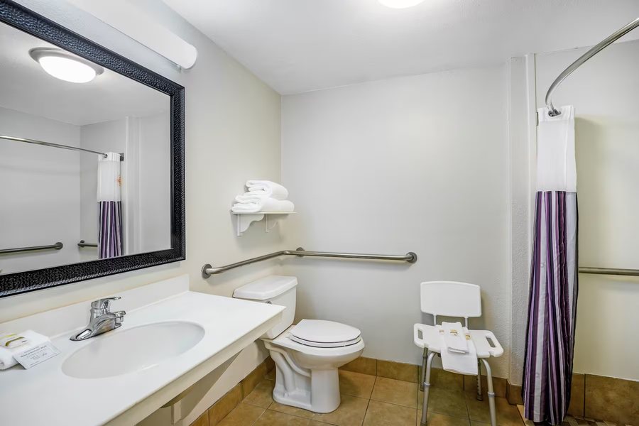 La Quinta Inn by Wyndham North Myrtle Beach — Bathroom