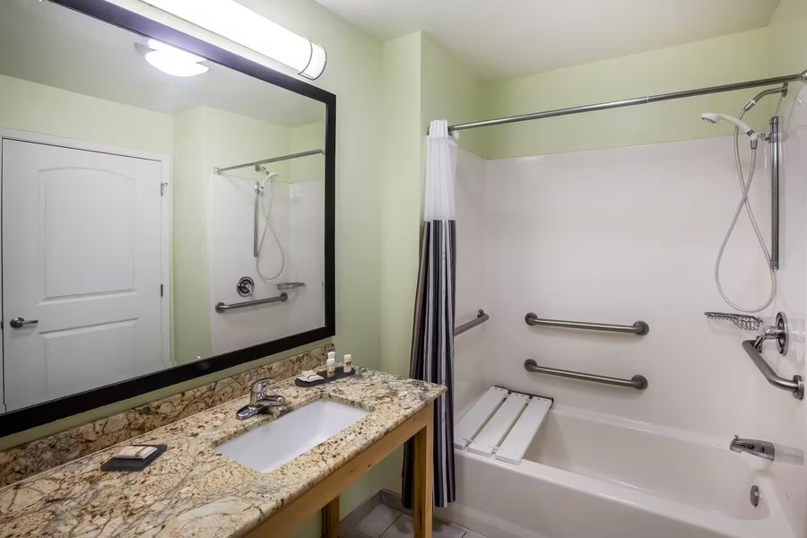 La Quinta Inn by Wyndham Odessa — Bathroom