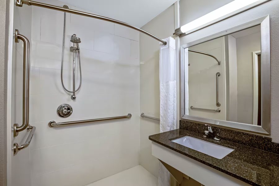 La Quinta Inn by Wyndham Omaha Southwest — Bathroom