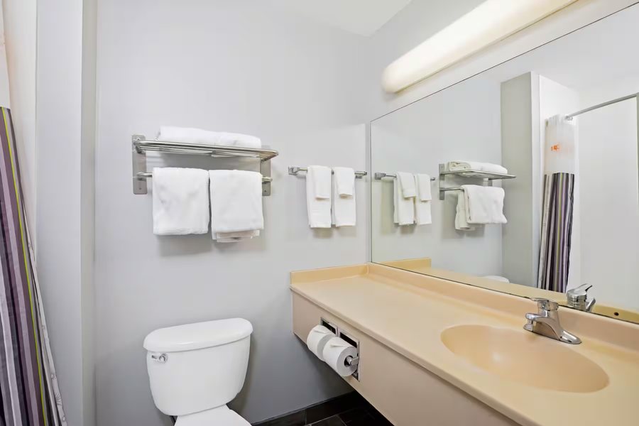 La Quinta Inn by Wyndham Omaha West — Bathroom
