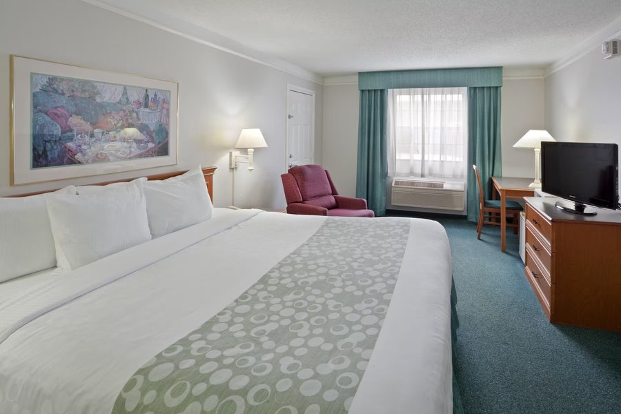 La Quinta Inn by Wyndham Omaha West — Guest room