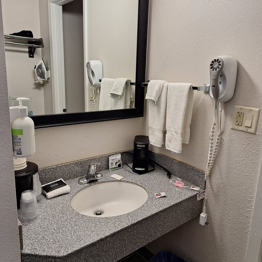 La Quinta Inn by Wyndham Oshkosh — Bathroom