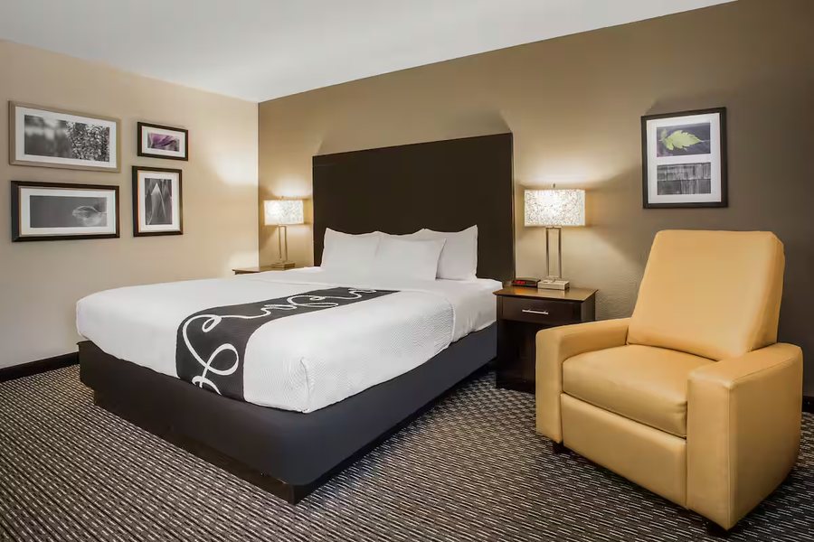 La Quinta Inn by Wyndham Oshkosh — Guest room