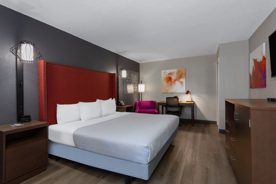 La Quinta Inn by Wyndham Pensacola — Guest room