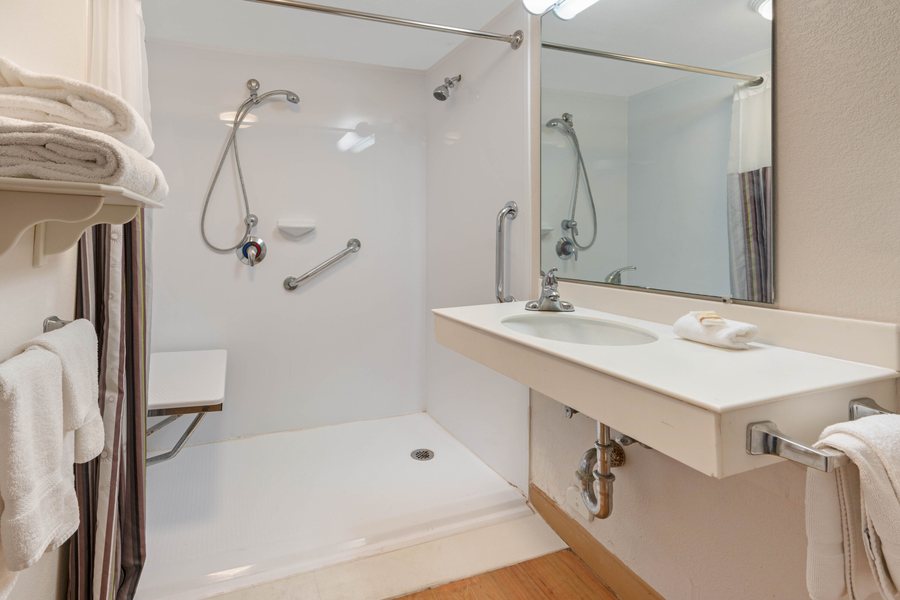 La Quinta Inn by Wyndham Phoenix Sky Harbor Airport — Bathroom