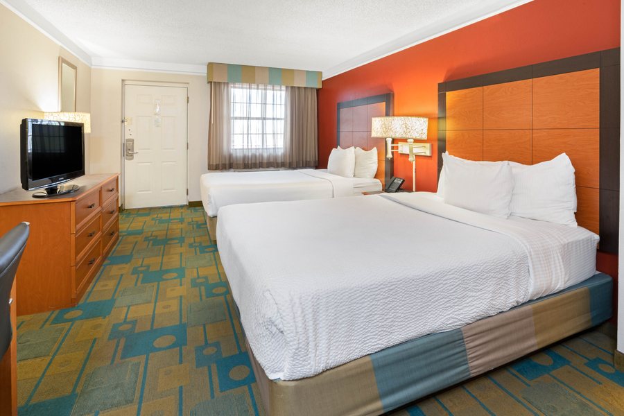 La Quinta Inn by Wyndham Phoenix Sky Harbor Airport — Guest room