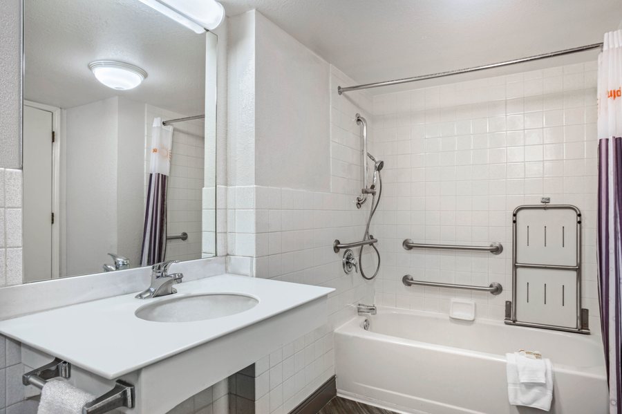 La Quinta Inn by Wyndham Reno — Bathroom