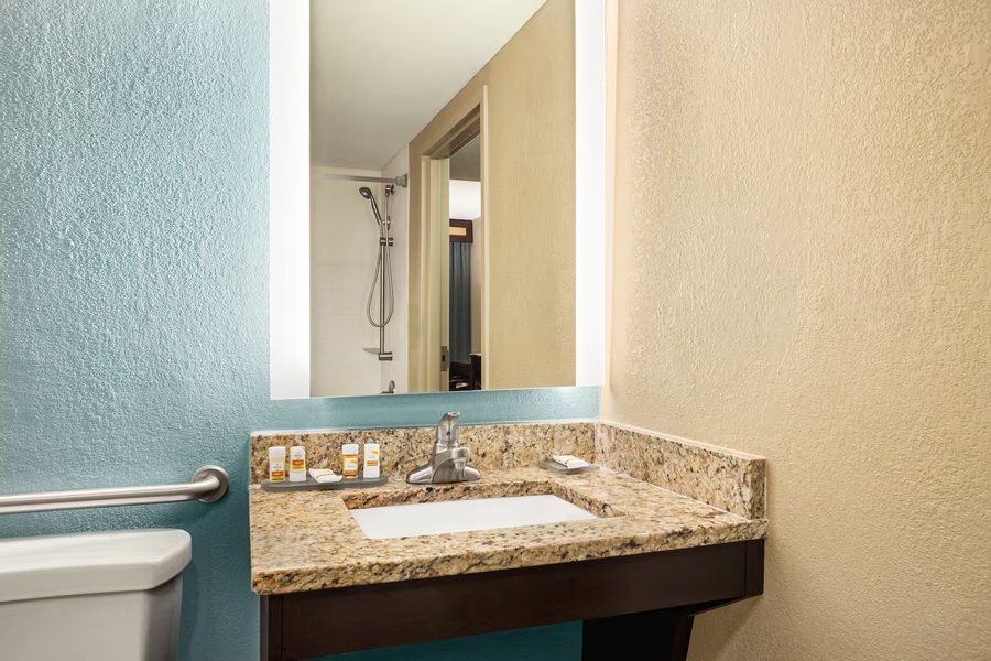 La Quinta Inn by Wyndham Richmond South — Bathroom