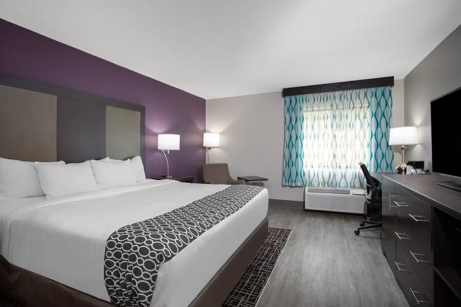 La Quinta Inn by Wyndham Roanoke Salem — Guest room