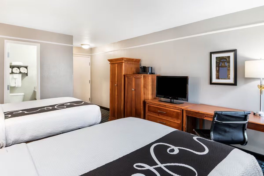 La Quinta Inn by Wyndham San Antonio Brooks City Base — Guest room