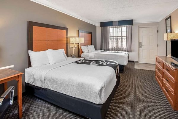 La Quinta Inn by Wyndham San Antonio I 35 N at Toepperwein — Guest room