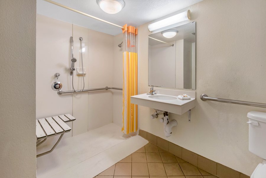 La Quinta Inn by Wyndham San Antonio Market Square — Bathroom