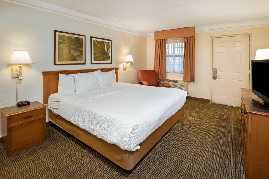 La Quinta Inn by Wyndham San Antonio Market Square — Guest room