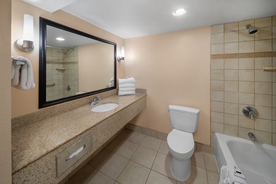 La Quinta Inn by Wyndham San Antonio Vance Jackson — Bathroom