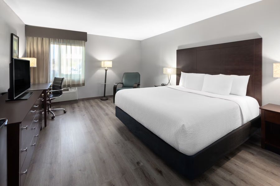 La Quinta Inn by Wyndham Sheboygan — Guest room
