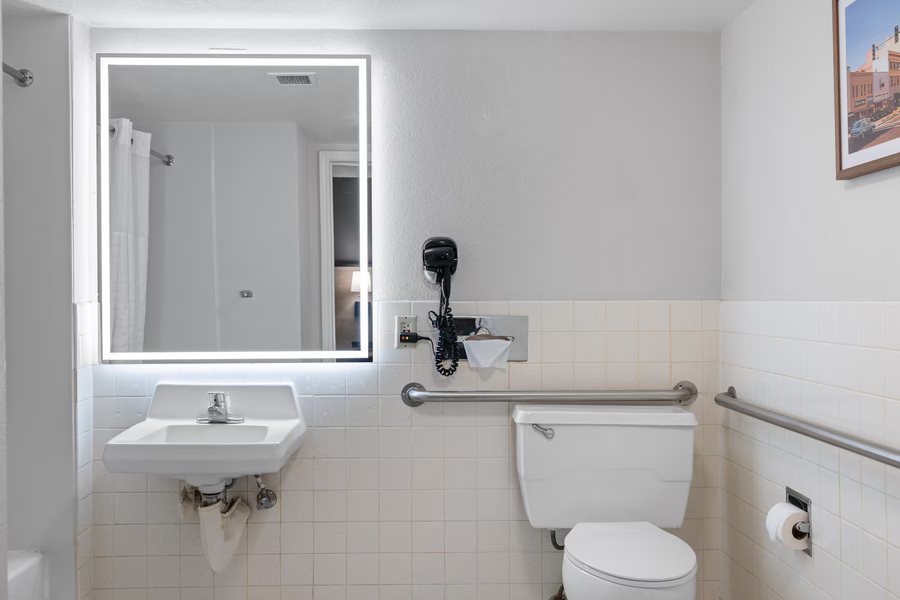 La Quinta Inn By Wyndham Stockton — Bathroom