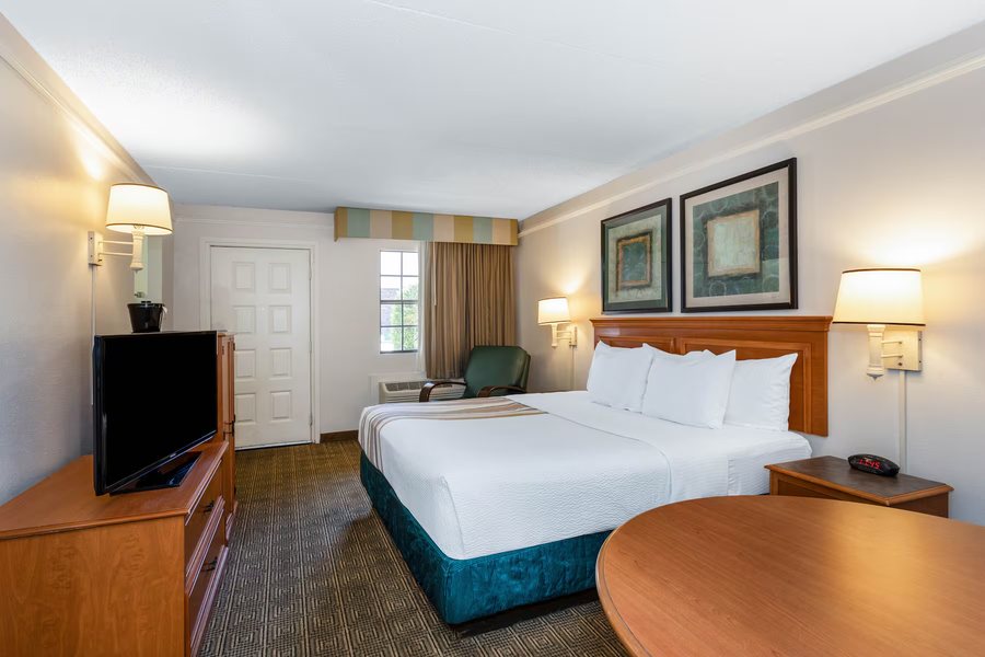 La Quinta Inn by Wyndham Tallahassee North — Guest room