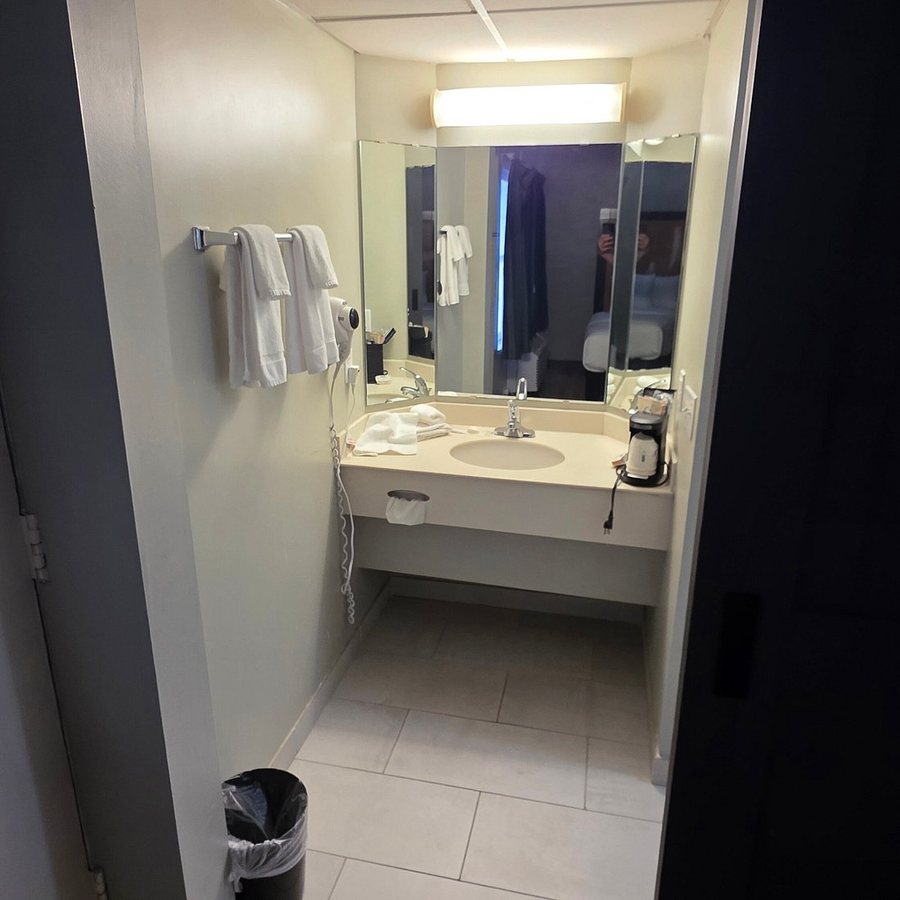 La Quinta Inn by Wyndham Tampa Bay Airport — Bathroom