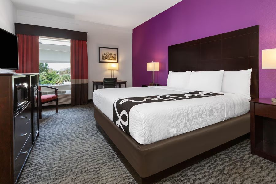 La Quinta Inn by Wyndham Tampa Bay Airport — Guest room