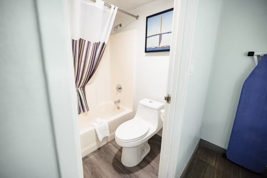 La Quinta Inn by Wyndham Tampa Near Busch Gardens — Bathroom