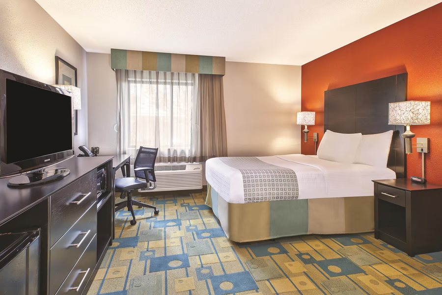 La Quinta Inn by Wyndham Toledo Perrysburg — Guest room