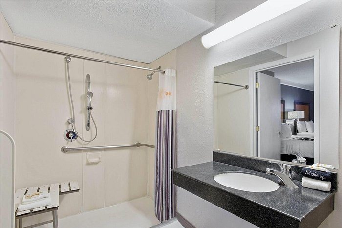 La Quinta Inn by Wyndham Tucson East — Bathroom