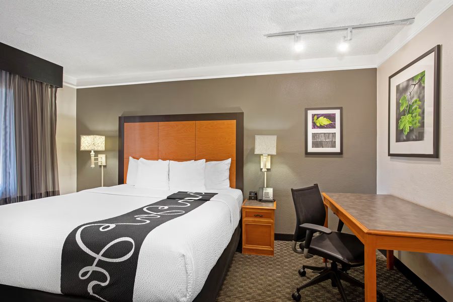 La Quinta Inn by Wyndham Tucson East — Guest room