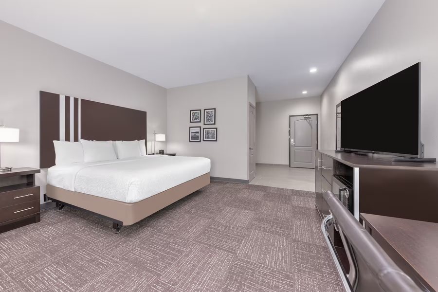 La Quinta Inn by Wyndham Tyler — Guest room