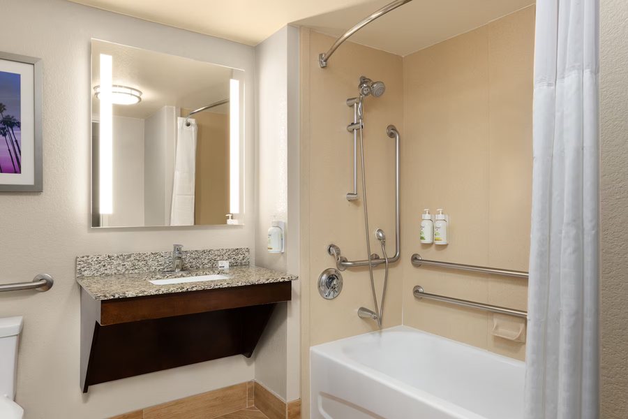 La Quinta Inn by Wyndham Ventura — Bathroom