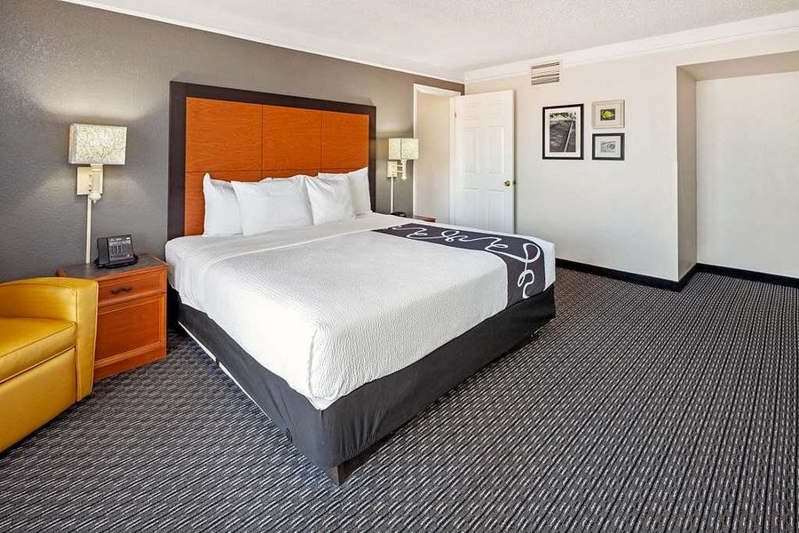 La Quinta Inn by Wyndham Ventura — Guest room