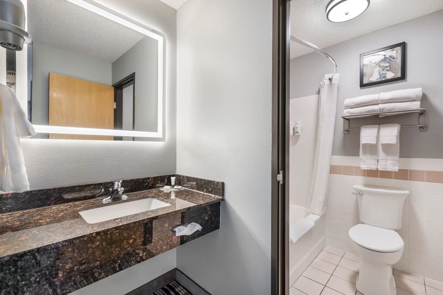 La Quinta Inn Suites by Wyndham Aberdeen APG — Bathroom