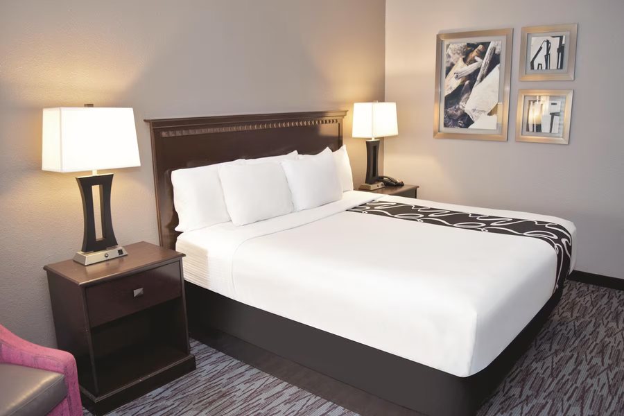 La Quinta Inn Suites by Wyndham Abilene Mall — Guest room