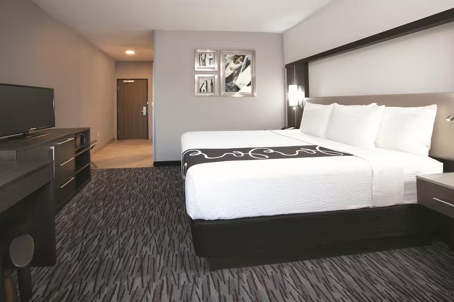 La Quinta Inn Suites by Wyndham Amarillo Airport — Guest room