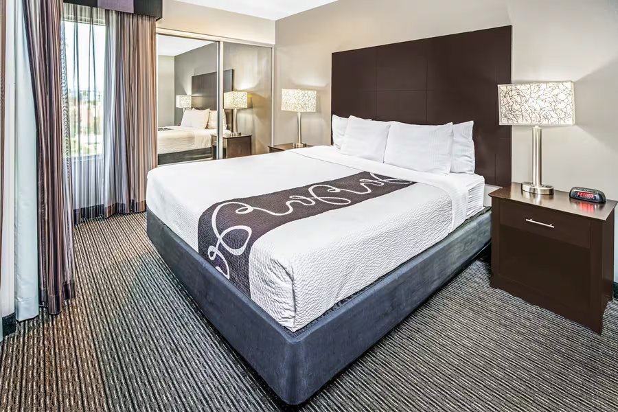 La Quinta Inn Suites by Wyndham Anaheim — Guest room