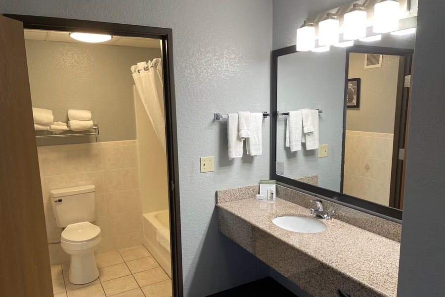 La Quinta Inn Suites by Wyndham Ankeny IA Des Moines IA — Bathroom