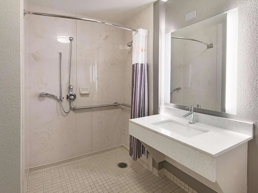 La Quinta Inn Suites By Wyndham Arlington North 6 Flags Dr — Bathroom