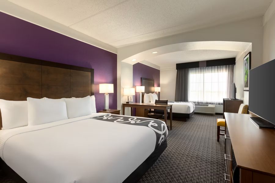 La Quinta Inn Suites By Wyndham Arlington North 6 Flags Dr — Guest room